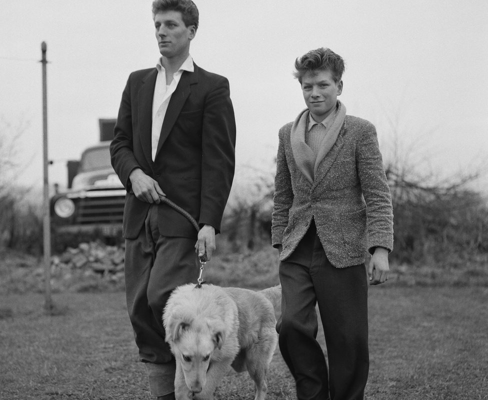 Хью и Брайан Саймондс с собакой Рипом