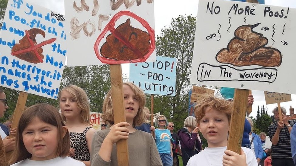 Suffolk protesters demand River Waveney clean up - BBC News