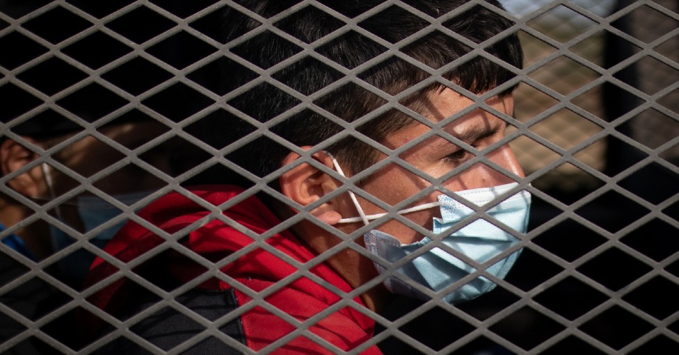 Los niños que arriban solos a la frontera son primero procesados por la Patrulla Fronteriza y llevados a centros donde solo deben permanecer por 72 horas.