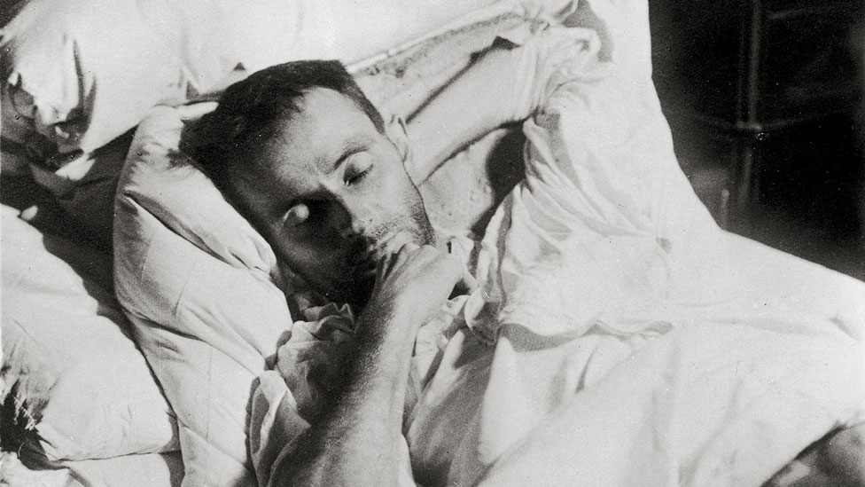 Egon Schiele en su lecho de muerte