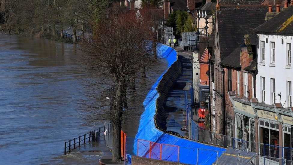 Временные ограждения для защиты от наводнений установлены на берегу набухшей реки Северн у Айронбриджа