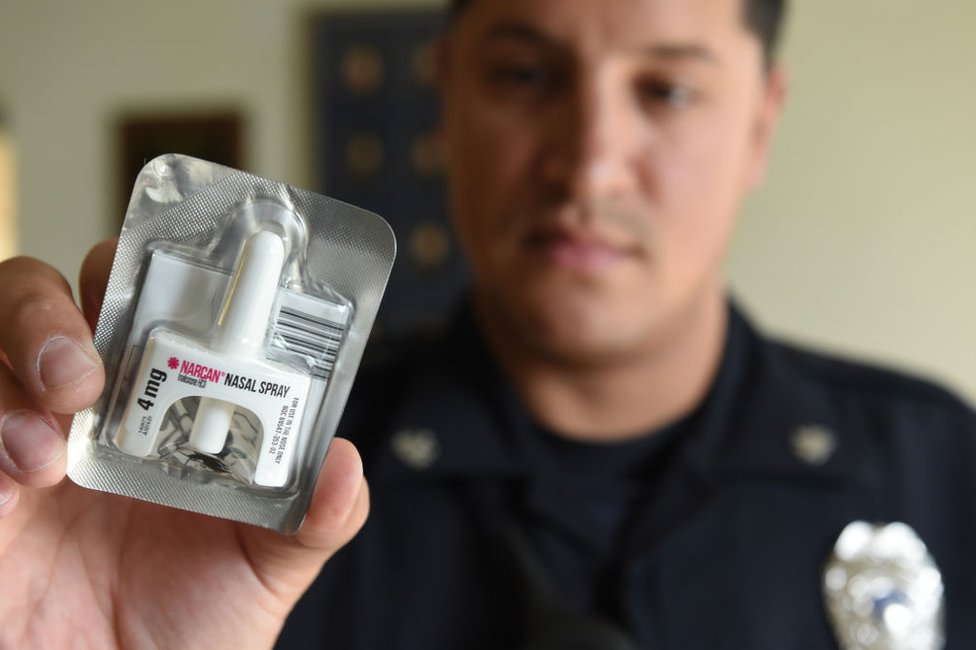 El policía Joshua Santos sostiene una dosis de Narcan para revertir sobredosis por opioides. Foto de Bill Uhrcih 10/10/2019.