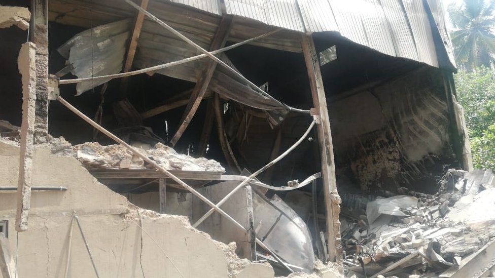 Фотография, показывающая ущерб, нанесенный фабрике в Шри-Ланке