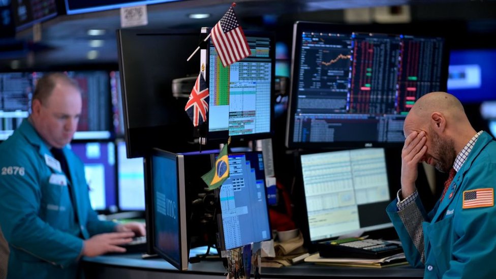 Трейдер с головой в руке на Нью-Йоркской фондовой бирже