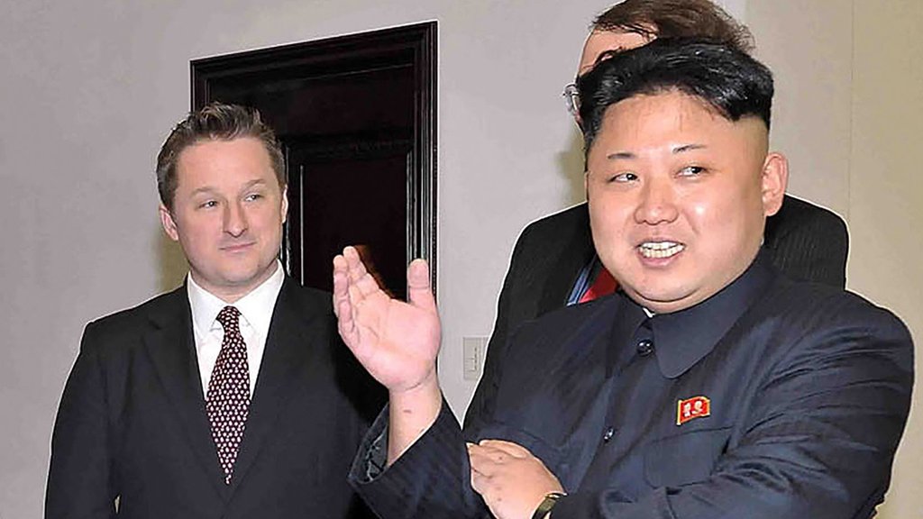 2014年，金正恩與羅德曼在朝鮮會面時，斯帕弗（左）在一旁陪同。