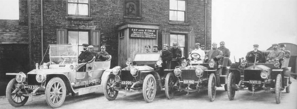 Сбор легковых автомобилей возле Cat & Fiddle в июне 1907 г.