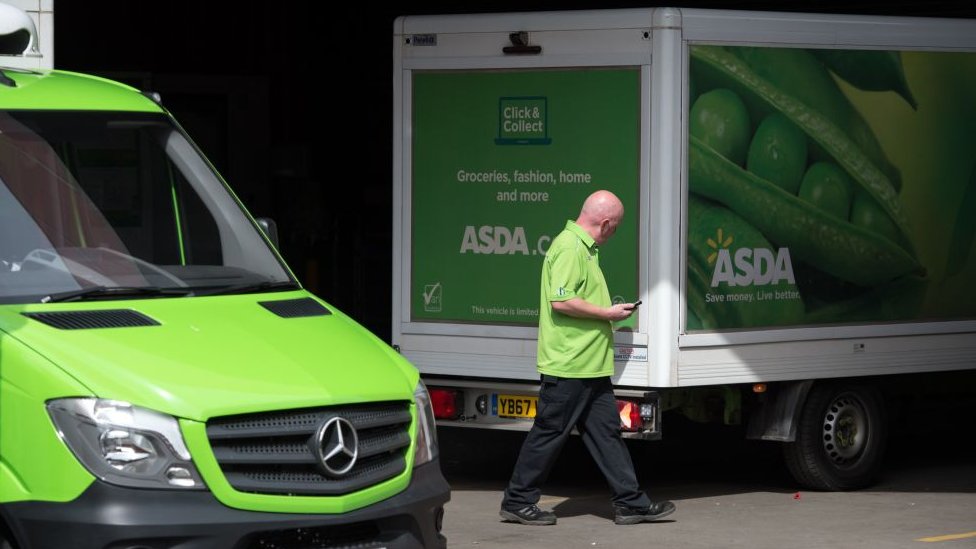 Asda marketleri, çalışanlarla uzun süredir devam eden eşit ücret davasında karşı karşıya.