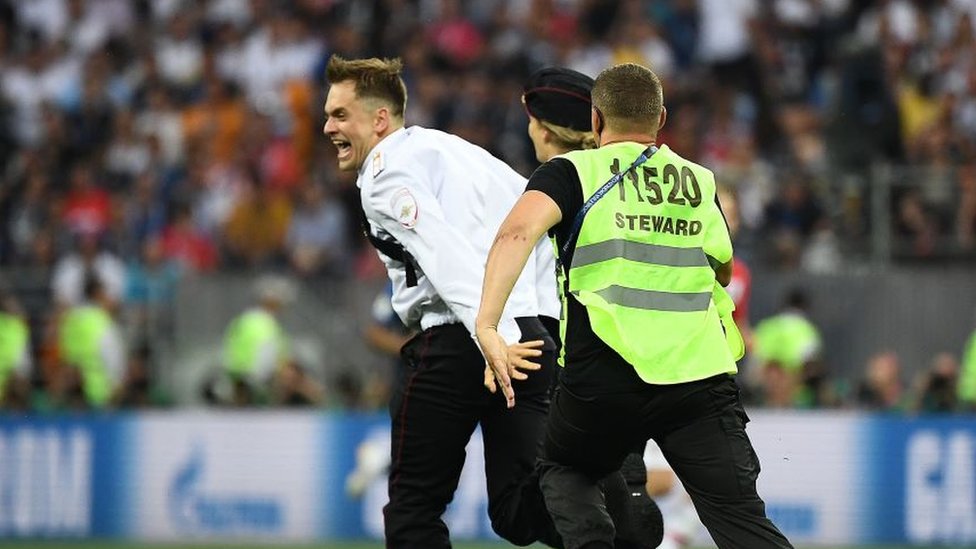 Petr Verzilov beži od obezbeđelja na stadionu Lužniki