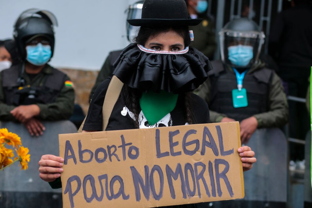Una mujer protesta a favor del derecho a decidir el embarazo en Bolivia