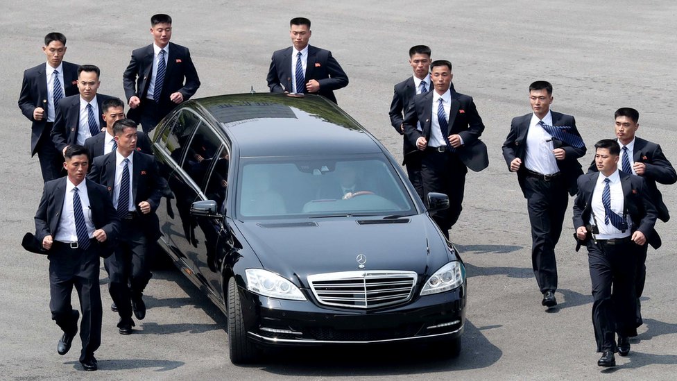किम जोंग-उन की कार के साथ दौड़ने वाले सुरक्षा घेरे की ख़ासियत - BBC News  हिंदी