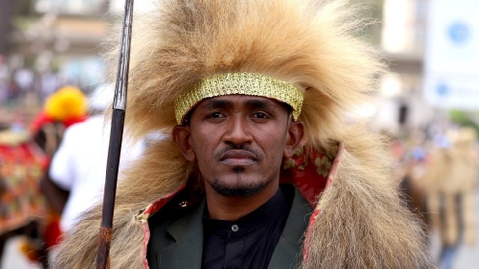 Эфиопский музыкант Хачалу Хундесса позирует в традиционном костюме во время празднования 123-й годовщины битвы при Адве, где эфиопские войска победили вторгшиеся итальянские войска