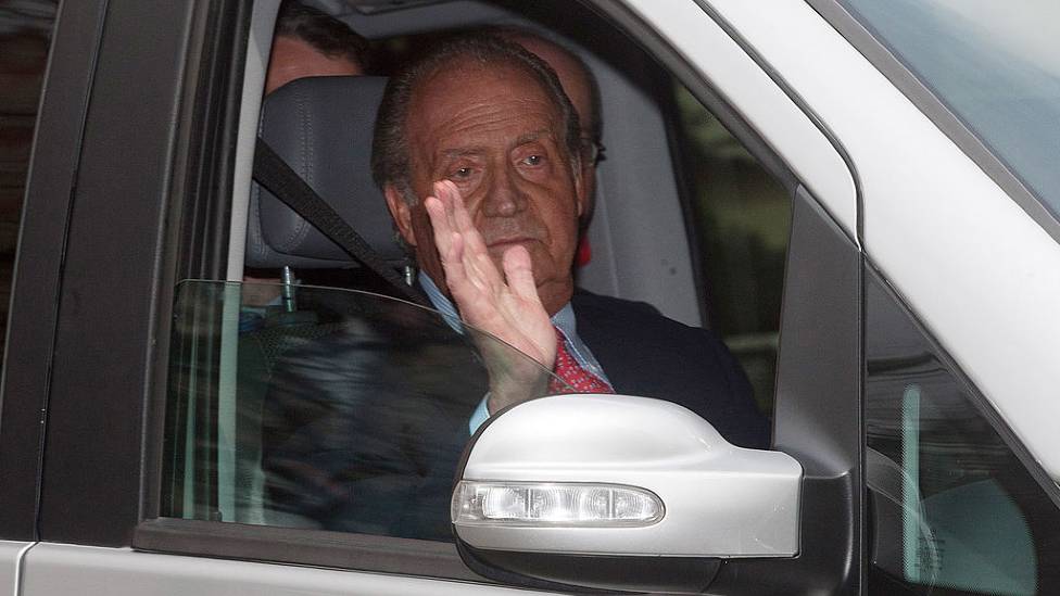 Juan Carlos abandona el hospital después de la operación de cadera en 2012.