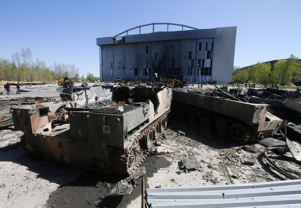 Vehículos rusos destruidos cerca de Kiev.