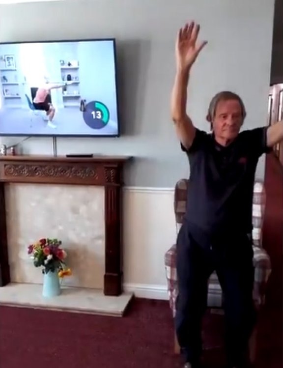 Кадр из видео, на котором житель Джон любит проходить испытания в доме престарелых Longmoor Lodge в Сандиакре. Он присоединился к утренней зарядке Джо Уикса и чувствует себя в хорошей форме.