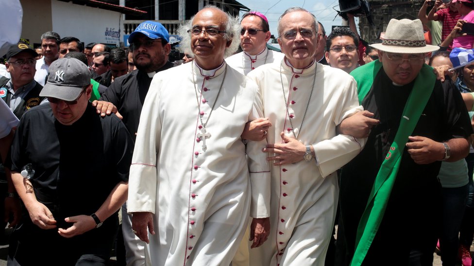 El cardenal Leopoldo Brenes y Silvio Báez, obispo de Managua.