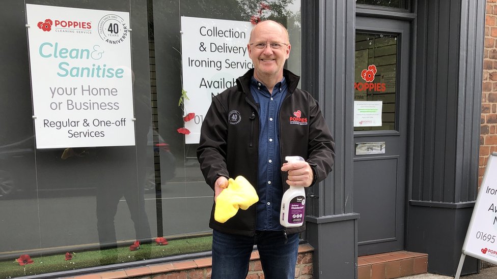 Босс клининговой фирмы Poppies, Крис Вуттон держит бутылку с распылителем и губку