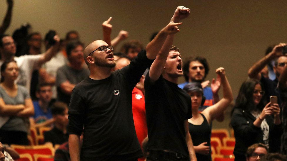 Algunos de los que estaban dentro del teatro boicotearon el discurso de Spencer. Algunos de los que estaban dentro del teatro boicotearon el discurso de Spencer.