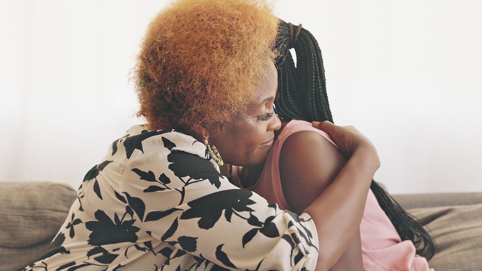 Dos mujeres se abrazan