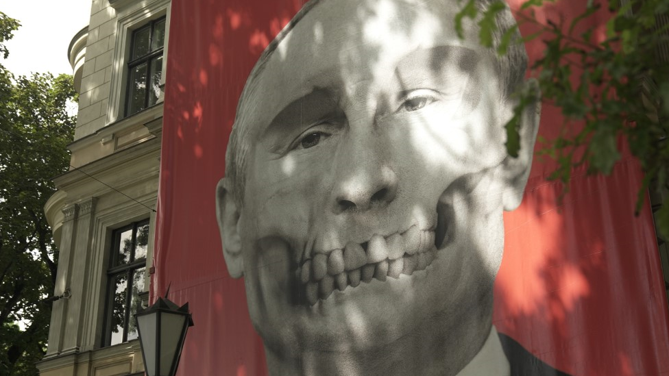 Mural con la cara de Putin en Letonia