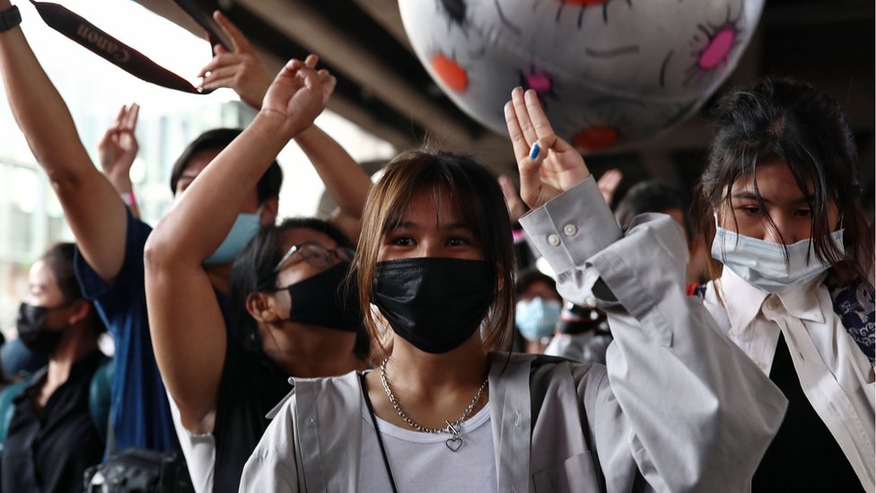 Протестующие держат салют тремя пальцами во время митинга в Бангкоке, 21 ноября 2020 г.