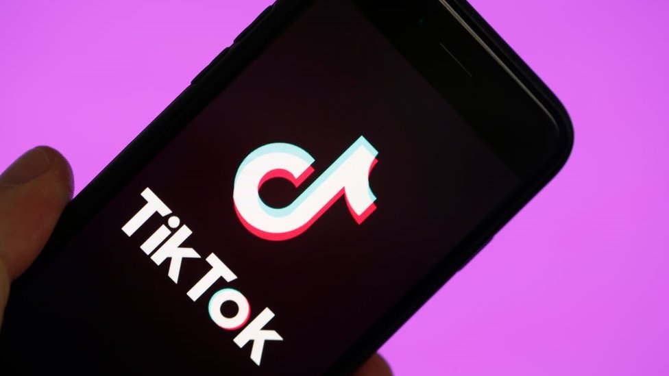 Teléfono con logo de TikTok
