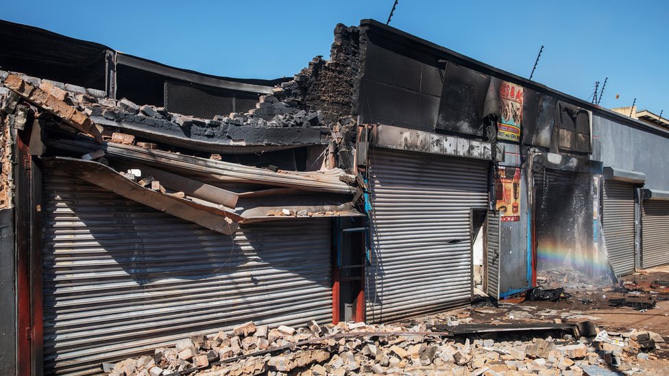Частично разрушенный магазин замечен в пригороде Йоханнесбурга Малверн в начале этого месяца