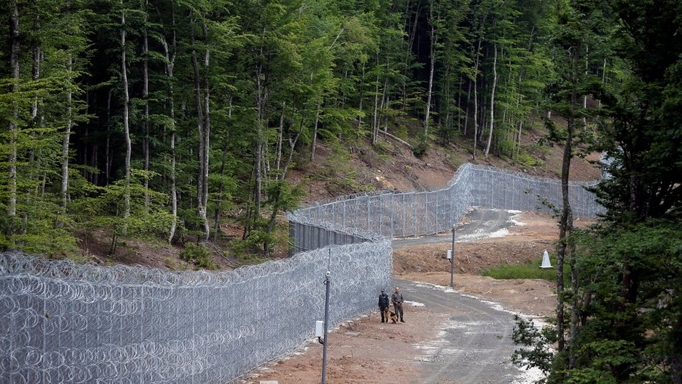 Bulgaria puso una valla en su frontera con Turquía para impedir la entrada de inmigrantes ilegales. Fence near Malko Tarnovo, Bulgaria - 22 May 16