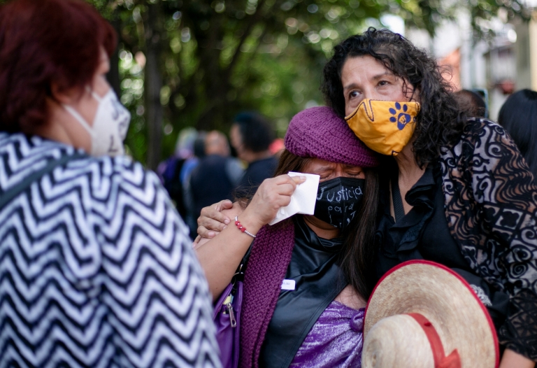 Meksika'nın başkenti Mexico City'de bir protesto düzenleyen kadınlar, 