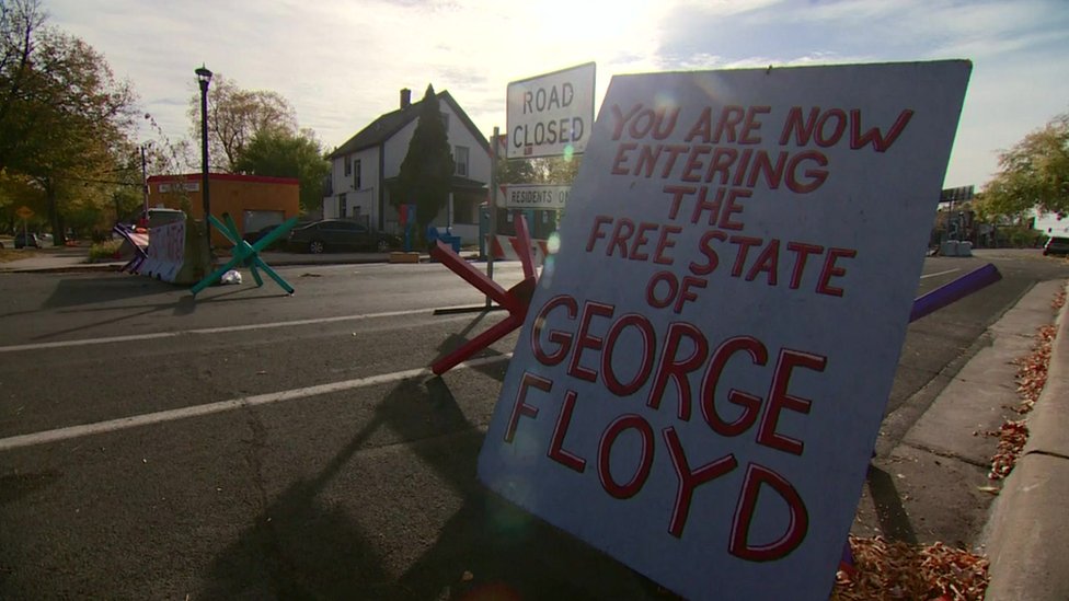 Теперь у мемориала, где умер Флойд, есть «зона, свободная от полиции»