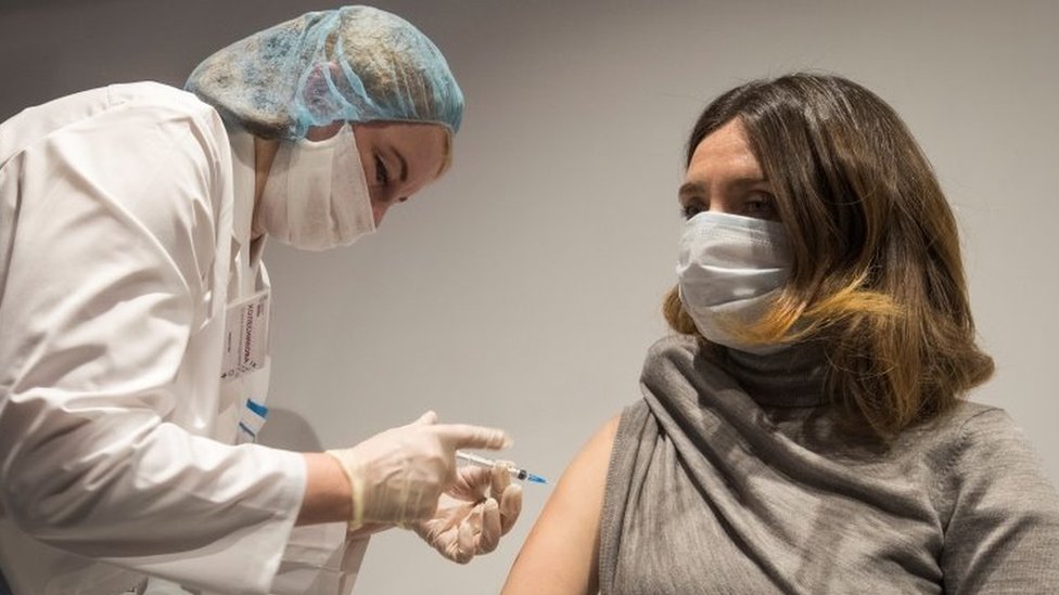 Uma mulher é vacinada contra o coronavírus na Rússia.