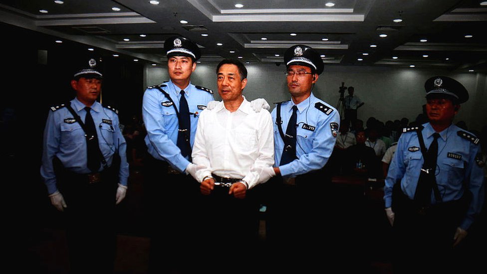 2013年9月22日，薄熙來（中）被法庭宣判時的資料畫面。
