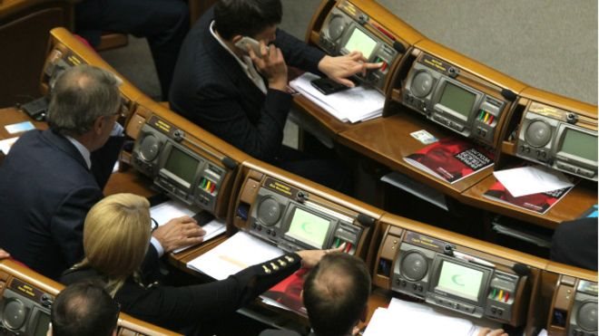 С учетом курса доллара зарплаты депутатов за последние 12 лет все равно уменьшились более чем втрое