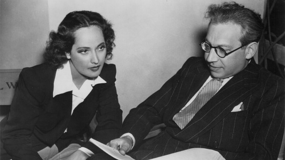 Merle Oberon con su primer marido, el productor de cine Alexander Korda, leyendo juntos un guion, alrededor de 1939-1945.