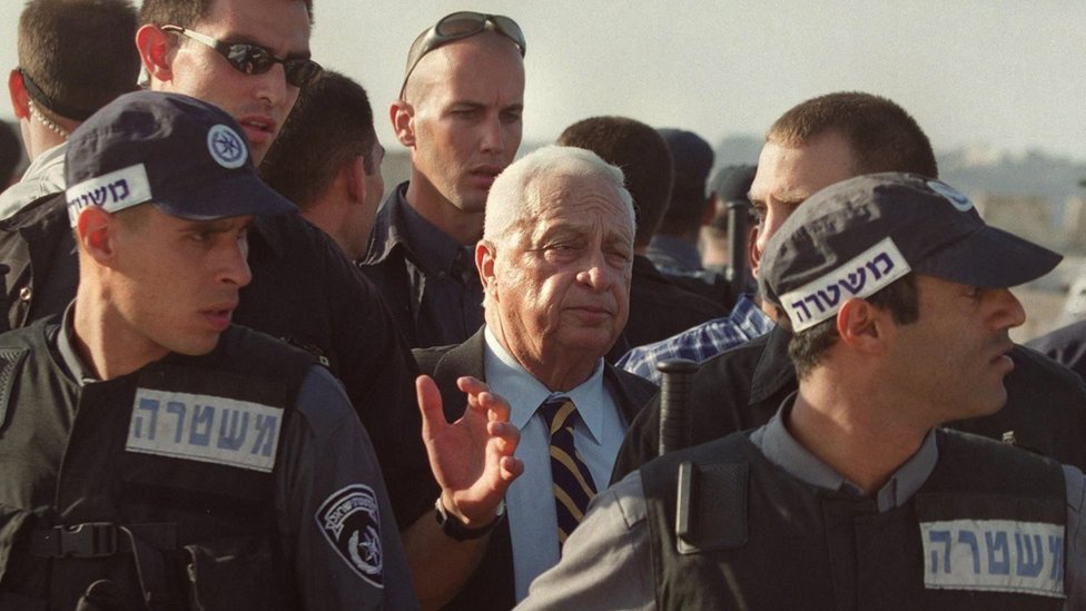 Tadašnji izraelski premijer Šaron opkoljen čuvarima dok napušta džamiju Al Aksa 2000. godine