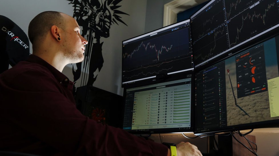 Los emprendedores que financian sus empresas con criptomonedas dicen que es una forma legítima de saltarse a los grandes bancos. Joven