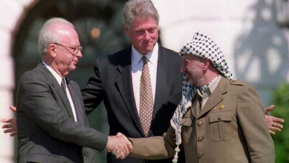 Ицхак Рабин (слева), Билл Клинтон (в) и Ясир Арафат (13.09.93)