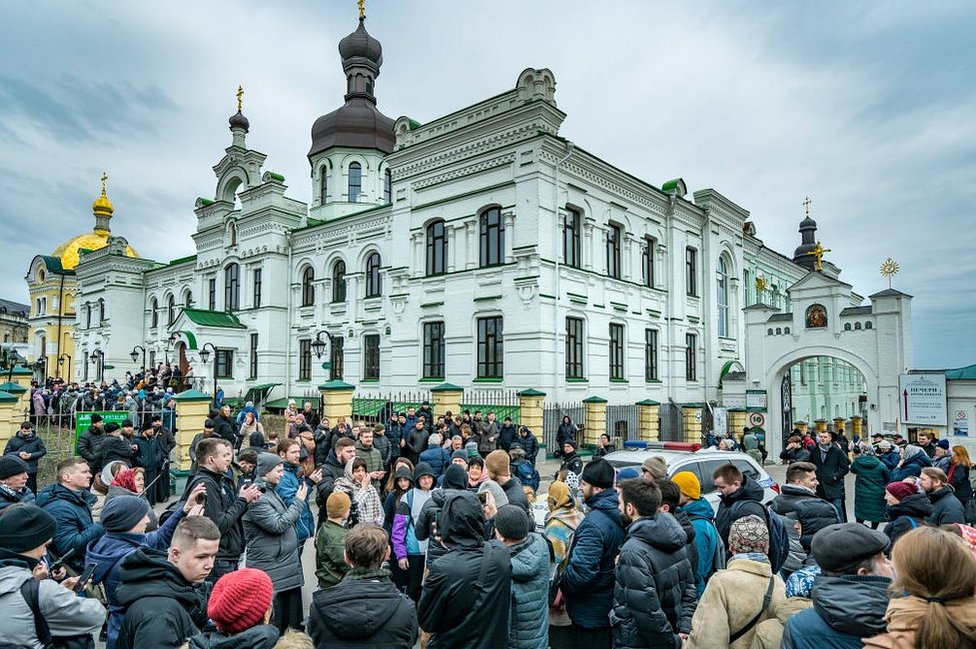 عدد من المصلين المصلين في دير بيشيرسك لافرا، العاصمة الأوكرانية كييف، 31 مارس/ آذار 2023
