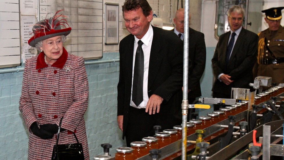 Королева посещает фабрику Типтри