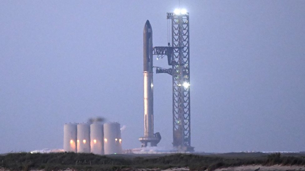 2023年4月17日，德克薩斯州南帕德里島上的SpaceX星艦火箭站在博卡奇卡的發射台上