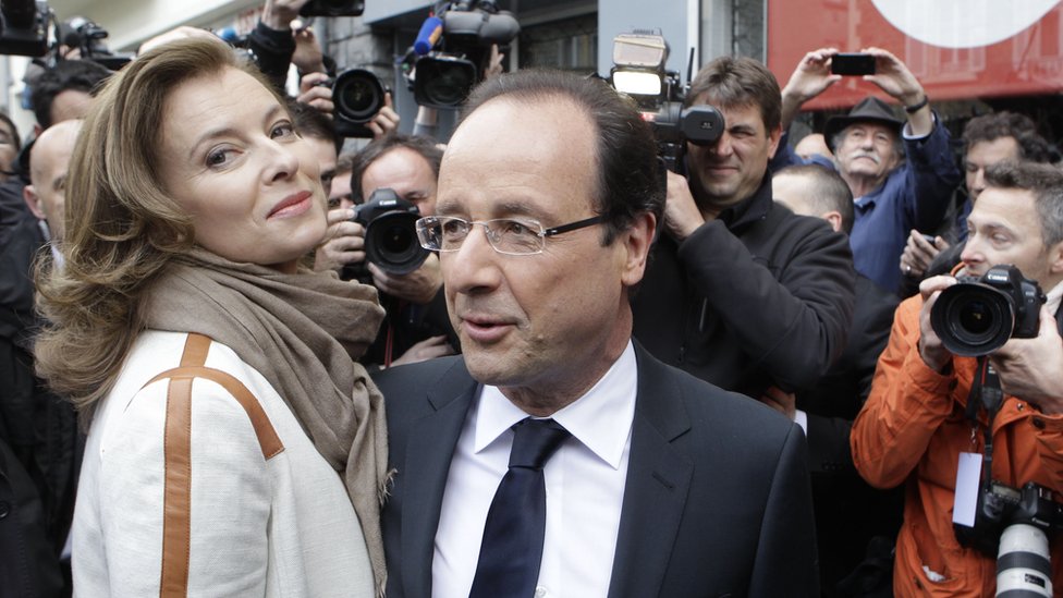 Валери Триервейлер и Франсуа Олланд сфотографированы вместе в 2012 году. Пара рассталась в 2014 году.