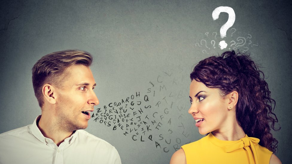 ¿Somos realmente más políglotas que las anteriores generaciones? Hombre y mujer joven hablando diferentes idiomas.