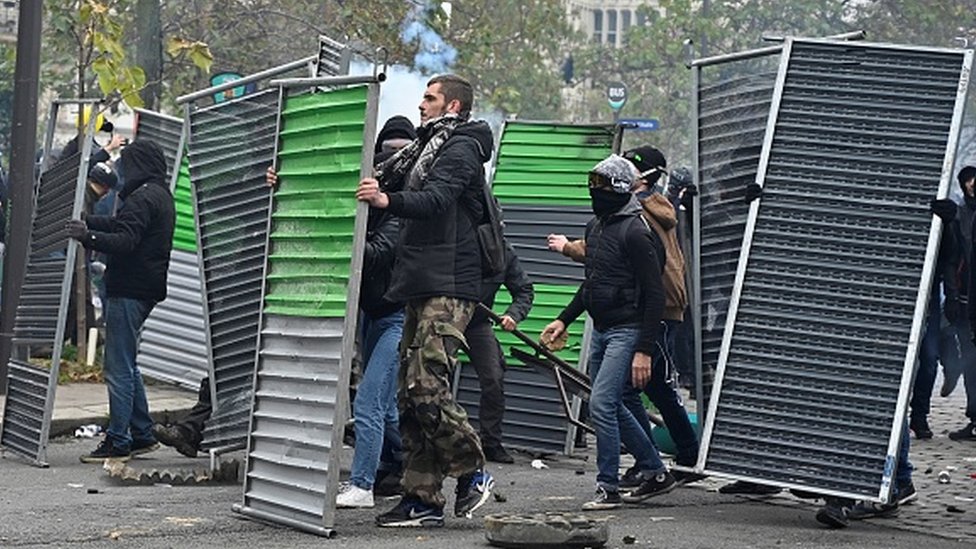 Протестующие устроили баррикады против французской полиции по охране общественного порядка на площади Италии
