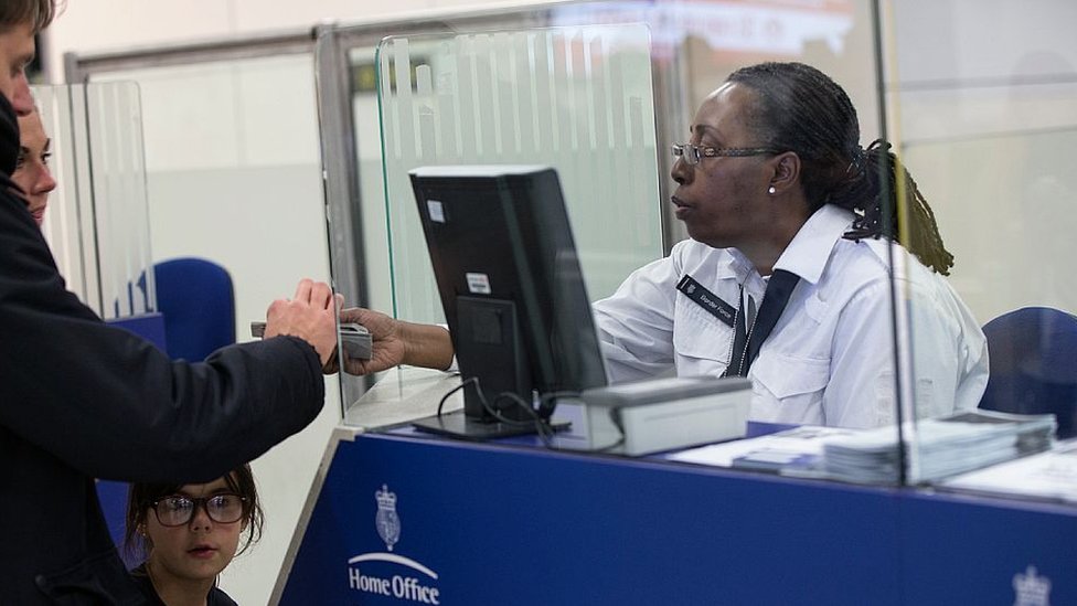 Control de pasaportes en un aeropuerto británico