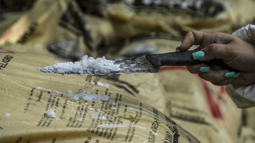 Офицер полиции штата Синалоа работает во время ликвидации одной из трех подпольных лабораторий по производству синтетических наркотиков, в основном метамфетамина, в Эль-Дорадо, штат Синалоа, Мексика, 4 июня 2019 г.