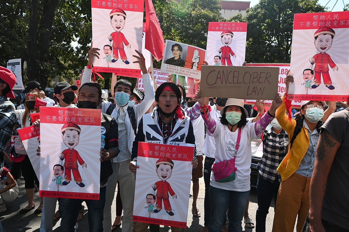 成百上千的緬甸反政變示威者在中國駐該國大使館前示威。