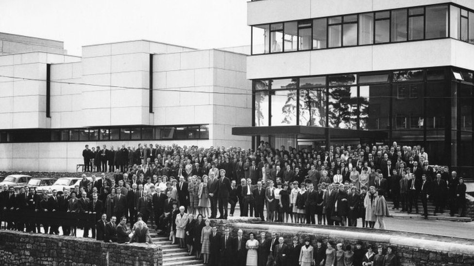 Персональное фото на ступенях нового здания BBC Wales в 1966 году