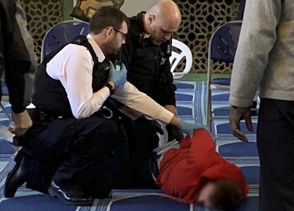 Полиция внутри мечети размыта
