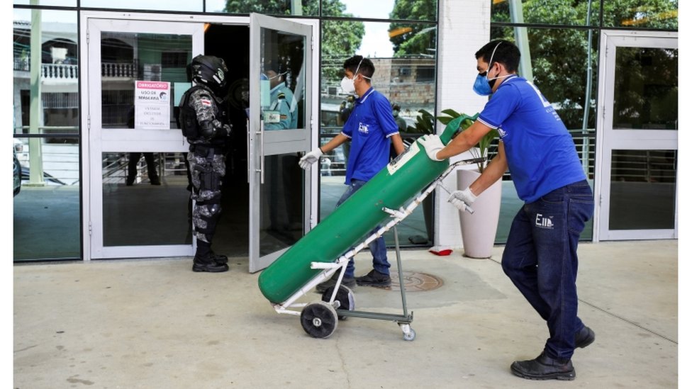 Entrega de cilindro de oxigênio em hospital em Manaus