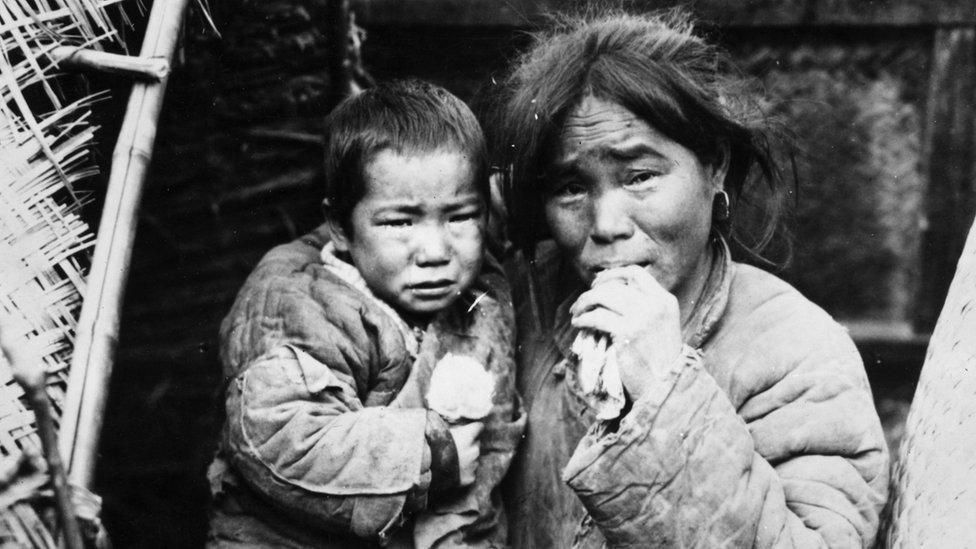 Архивный снимок голодающей женщины и ребенка во время голода в Китае