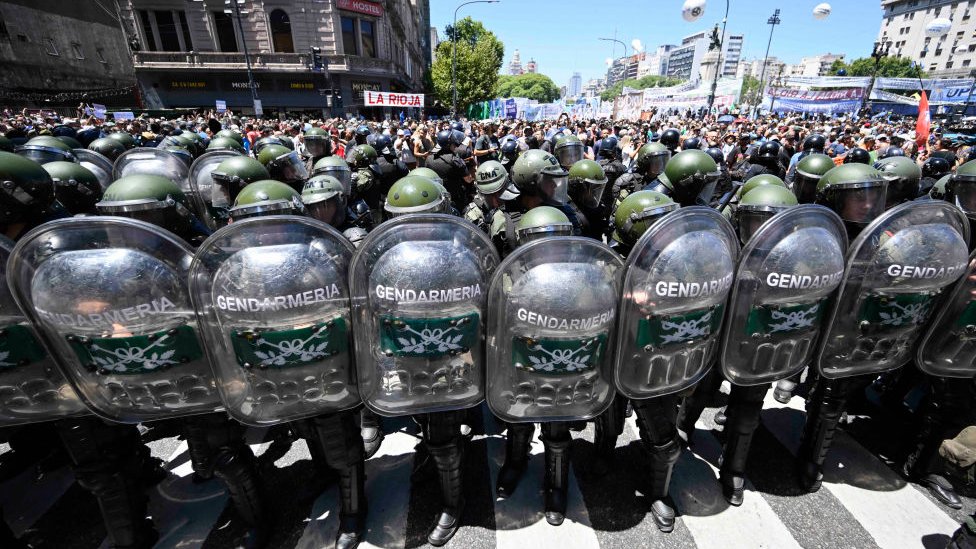Policija za razbijanje demonstracija čuva argentinski Kongres tokom protesta u Buenos Airesu